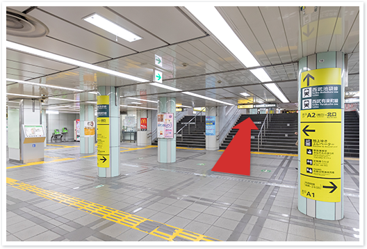 改札口を出てからまっすぐ進み、階段を登ります。