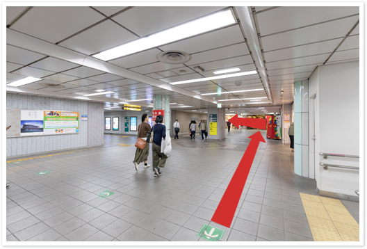 更に階段を登り、まっすぐ進み、突き当りを左に進み、階段（エスカレーター）を登ります。