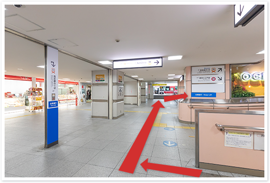 階段（エスカレーター）を登り、右側に進み、更に右側に進むと外にでます。