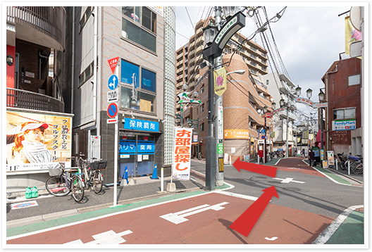 練馬薬局を左に曲がります。