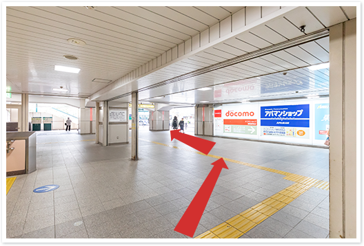 エスカレーター（階段）を下り、看板を左にまがります。