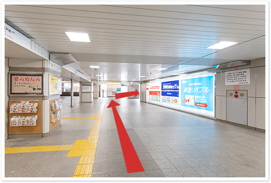 看板をさらに進み、外に出ます。