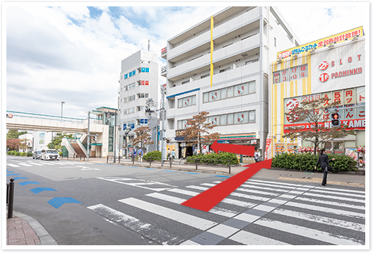 外に出て、信号を左に渡り、セブンイレブンの横を通りすぎて商 店街の入り口まで向かいます。