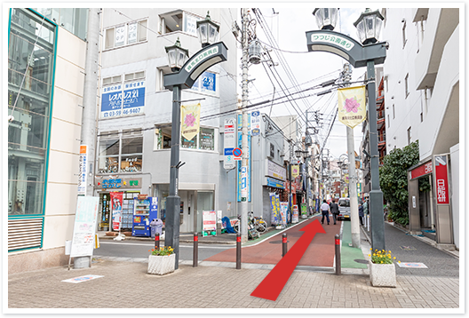 商店街をまっすぐ進みます。